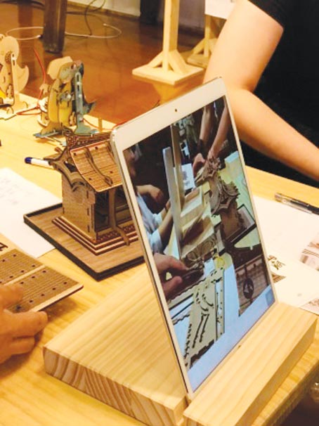 东瑭公司推出嘉义城隍庙系列文创设计产品并结合AR扩增实境技术。图／业者提供