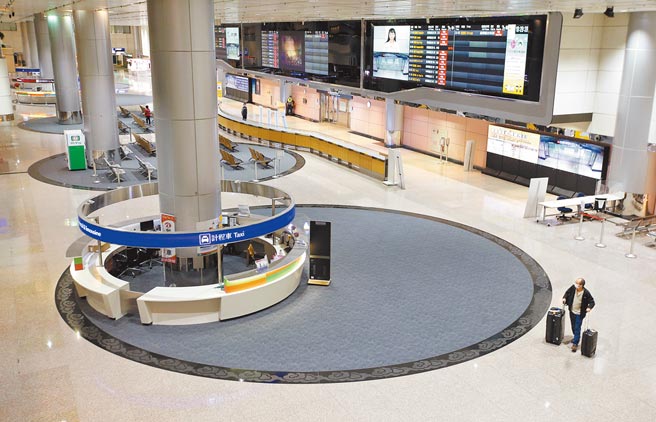 受新冠疫情影响，航空及观光产业严重受创，今年来台旅客流失超过88％，较去年大减逾1000万人次。图为桃园机场第二航厦入境大厅仅有1名旅客准备离开。（范扬光摄）