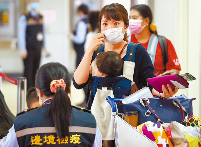 台湾19日新增4例境外移入新冠肺炎确定病例。图为桃园机场入境管制区内，刚下机的旅客排队查验。（范扬光摄）