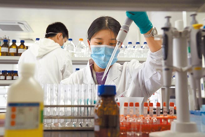 大陆新冠肺炎疫苗接种已突破100万剂，图为大陆疫苗研发。（美联社）