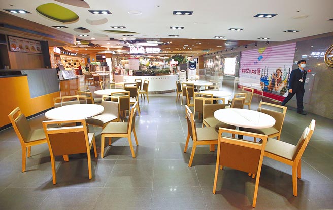 桃园机场美食街不见往日用餐人潮。（范扬光摄）
