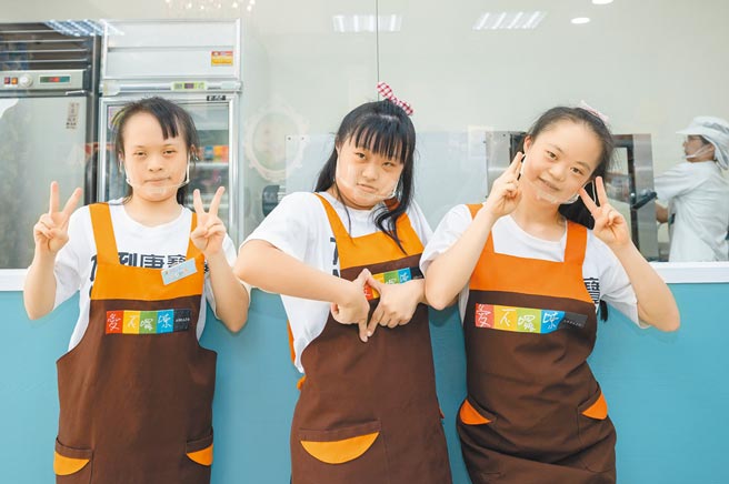 擁有庇護工場的唐氏症基金會上半年曾因婚禮臨時取消，導致上千盒喜餅無處去的窘境。（唐氏症基金會提供／林良齊台北傳真）