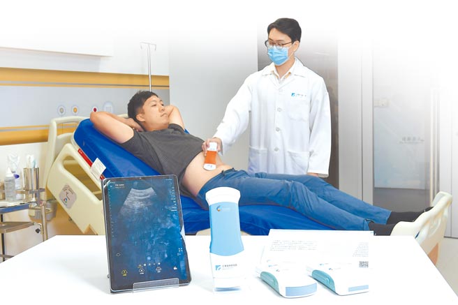 数位科技让医疗设备小型化，图为智能化手持式超音波，重量350克，长度仅16公分。（工研院提供）