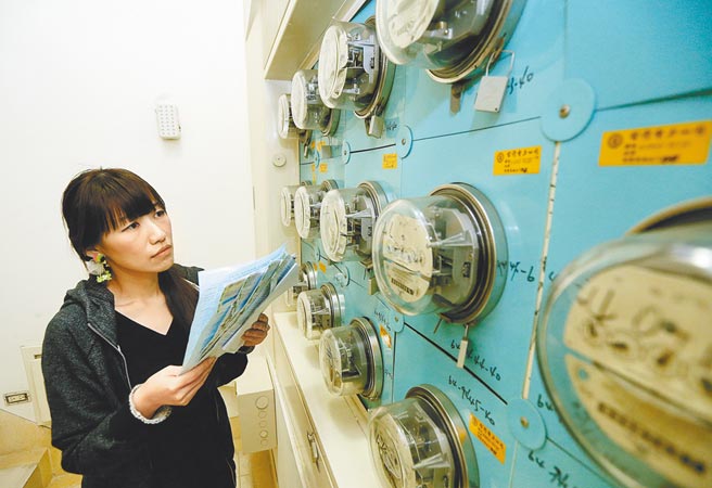 「请注意！」，台电明年中将开办用电预警通知，首波100多万户装设有智慧电表用户将可收到简讯警示。（本报资料照片）