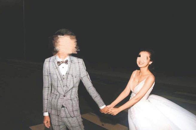 新人拍摄的婚纱照品质惨不忍睹，被朋友戏称是灵异照片、像冥婚的感觉。（翻摄照片／林郁平台北传真）