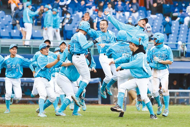 新北蓝队击败新竹市夺冠，完成三连霸。（大会提供）