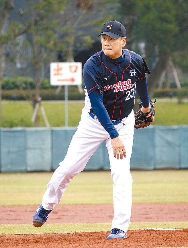 中职退役明星球员软棒赛，「金臂人」黄平洋中继3局。（毛琬婷摄）