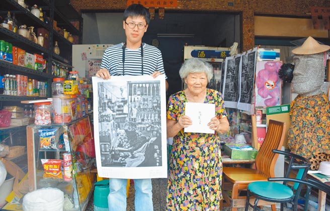 黃見達（左）把阿嬤的柑仔店當主題，讓小店以不同的方式呈現懷舊風貌。（林和生攝）