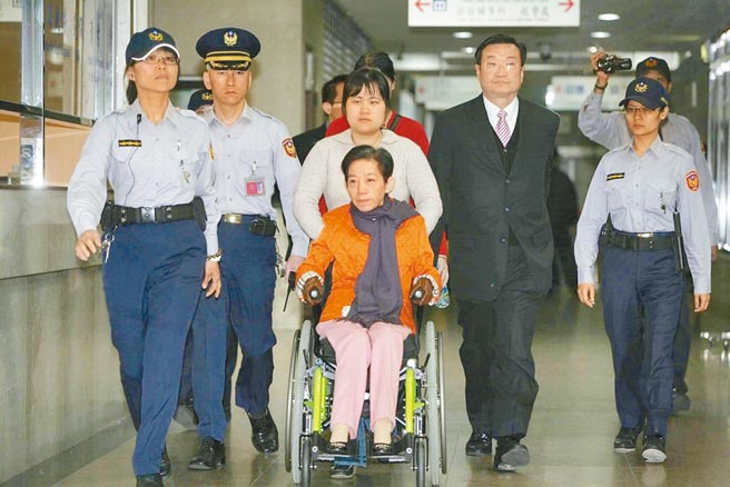 扁嫂吴淑珍到北院出庭，陈文英（左一）受命戒护照顾。（陈文英提供）