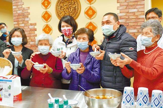 新北市贡寮旺福公共托老中心19日开幕，社区居民以入新厝心情，合力搓汤圆下锅烹煮，一起分享热呼呼的甜汤圆。（许哲瑗摄）