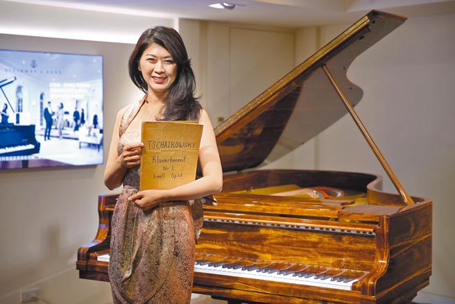 陈毓襄至今仍保留年少时期演奏的柴可夫斯基钢琴协奏曲乐谱。（黄世麒摄）