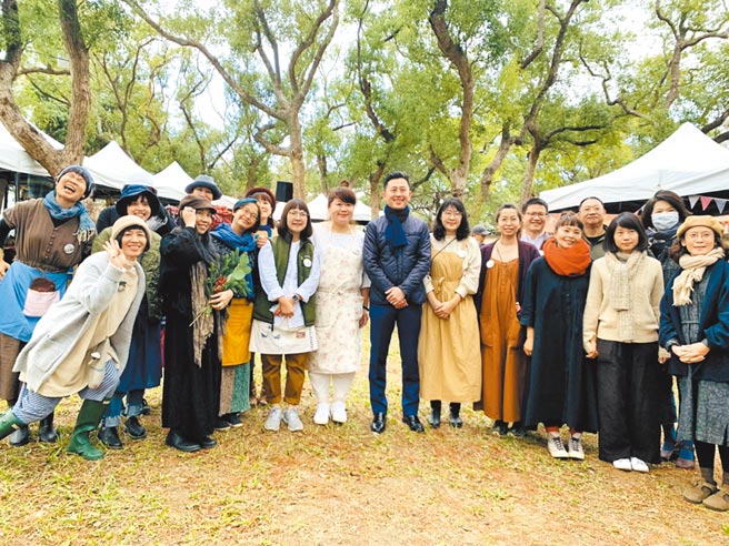新竹市的周末举办冬景森林市集以及暖心市集，让民眾感受生活的滋味与手作的温度。（邱立雅摄）