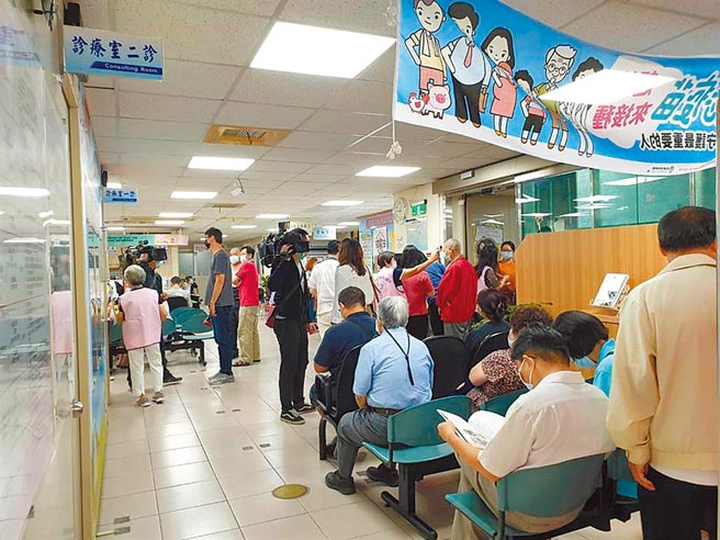 台中市公费流感疫苗75万2300剂今年10月初开打，1个多月即抢打一空，市政府再释出5600多剂流感疫苗给民眾接种。（读者提供／张妍溱台中传真）