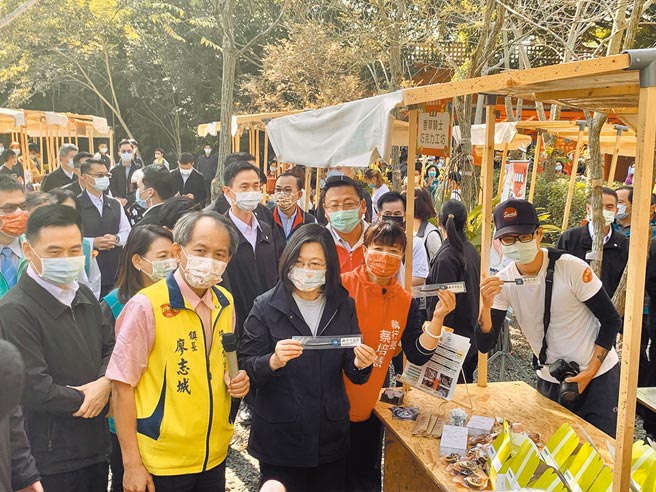 蔡英文總統19日走訪埔里鎮「花醮」，參觀青農市集。（廖志晃攝）