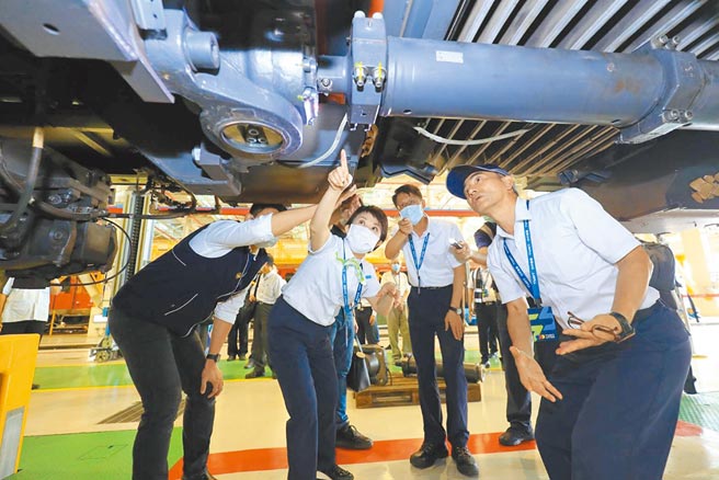 台中捷运绿线出现列车车厢连结器轴心断裂，台中市长卢秀燕（左二）当时前往中捷了解原因。（本报资料照片）