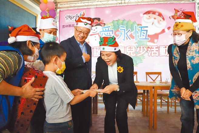 岁末送暖，云林县长张丽善（右二）与监护儿少提前欢庆耶诞。（张朝欣摄）