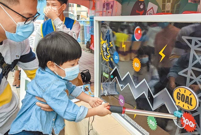 劳动部劳安所于屏东东港举办「渔船劳工作业安全卫生危害预防宣导暨展示活动」，现场有宣导工安的闯关活动，小朋友也玩得很开心。（潘建志摄）