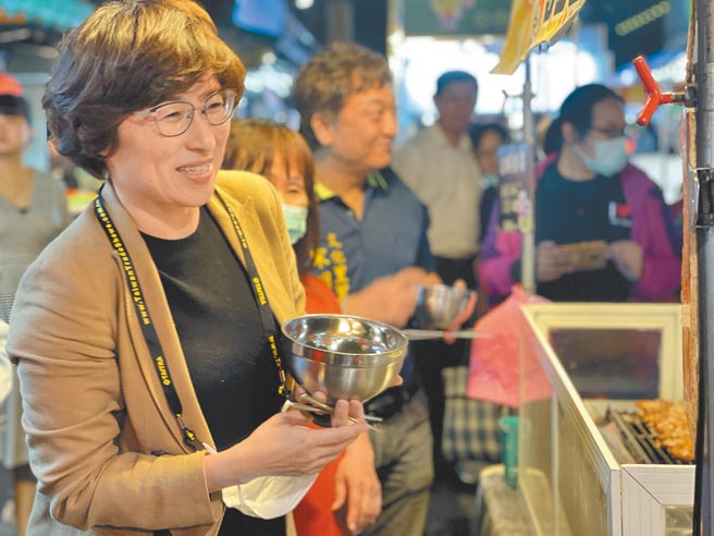 台东县长饶庆铃在环保夜市设施拨交的记者会上，肯定台东观光夜市付出的努力和坚持。（民眾提供／蔡旻妤台东传真）