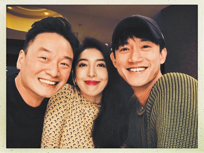 杨谨华日前庆生，老公Ben（左）及好友吴慷仁齐聚。（摘自脸书）