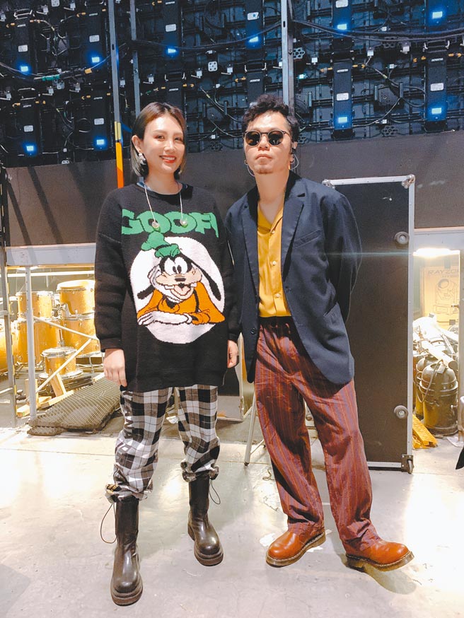 魏如萱（左）昨与黄子轩同台合唱。（新视纪整合行销提供）