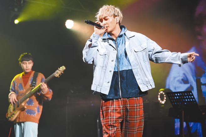 乐团noovy昨以客语歌曲〈幸福的气味〉揭幕。（新视纪整合行销提供）