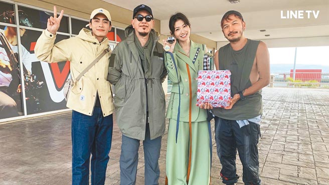 李千那（右二）与宋柏纬（左起）黄秋生、KID开心合照。（LINE TV提供）