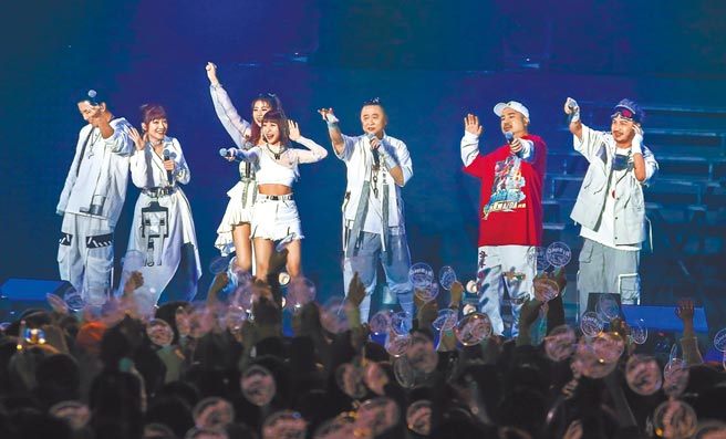 《木曜四超玩》昨在台大体育馆举行跨界演唱会。（粘耿豪摄）