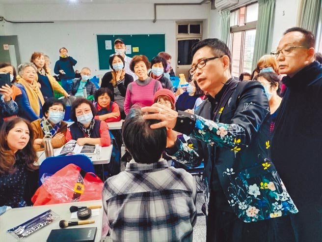 朱正生（右）指導樂齡學員們畫耶誕彩妝。（朱正生提供）