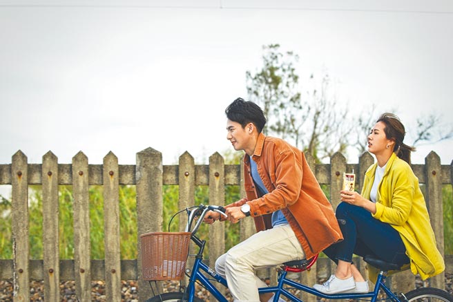 吴念轩（左）在《粉红色时光》中默默守护方志友。（TVBS提供）