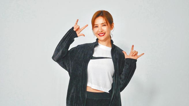 安心亚放话今年在高雄跨年的服装一定比以往更性感。（民视提供）