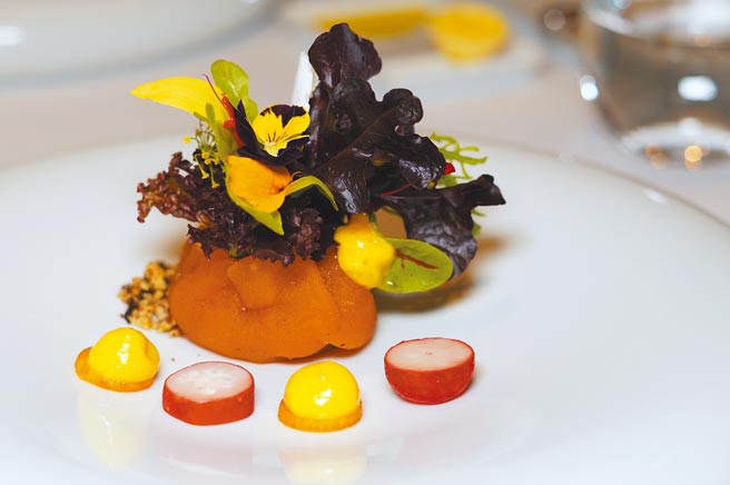 柿饼酪梨蔬菜花瓶。（何书青摄）