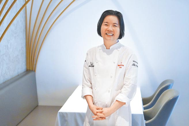 「盐之华」经营者兼主厨黎俞君今年冬季首度在菜单上推出法式蔬食套餐。（何书青摄）