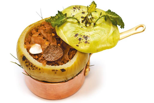 法式铁锅冬季什菇炖饭。（何书青摄）