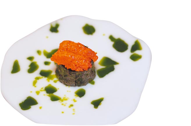 制成外型似海胆寿司的蔬食开胃小品。（何书青摄）