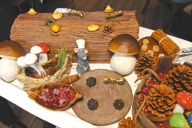 首度亮相的耶诞节甜点车。（何书青）