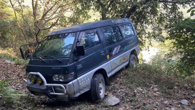 李男20日清晨与山友驾驶自小客货车前往屏东县雾台乡登山，车辆不慎困陷山径中。（翻摄画面／潘建志屏东传真）