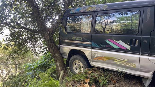 李男20日清晨与山友驾驶自小客货车前往屏东县雾台乡登山，车辆不慎困陷山径中。（翻摄画面／潘建志屏东传真）
