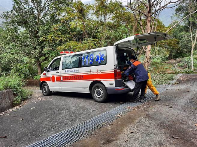 李男骑车返回车子受困处，疑似因不熟悉路况而自摔，紧急送医仍宣告不治。（翻摄画面／潘建志屏东传真）