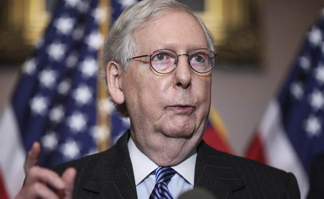 参院共和党领袖麦康奈（Mitch McConnell）12月15日在国会山庄（Capitol Hill）举行记者会的神情。（美联社）