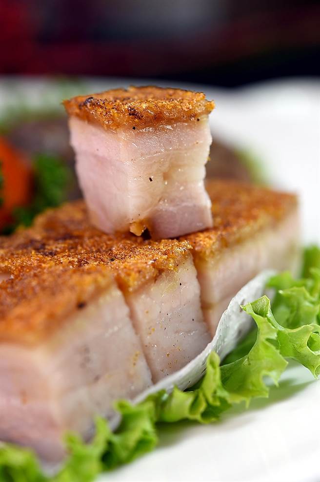 〈冰燒三層肉〉有些餐廳稱為「燒肉磚」，〈吉品初筵〉菜牌上也吃得到皮酥肉嫩的這道菜。（圖／姚舜）