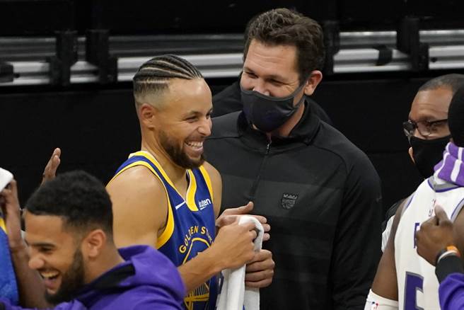 柯瑞不在意自己传简讯鼓励克雷汤普生，他却几乎完全不回覆的态度。(美联社)