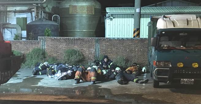 桃園市蘆竹區旭富藥廠20日發生大火，動員上百位消防人員連夜灌救，有民眾目擊消防人今(21日)凌晨倒在牆邊休息，便上網號召送早餐向打火英雄表達感謝之意。（臉書社團《蘆竹南崁資訊大小事分享團》／蘇育宣翻攝）