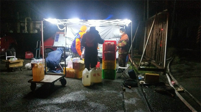 桃園市蘆竹區旭富藥廠20日發生大火，動員上百位消防人員連夜灌救，民眾暖心送250份早餐給辛苦一夜的消防人員。（臉書社團《蘆竹南崁資訊大小事分享團》／蘇育宣翻攝）
