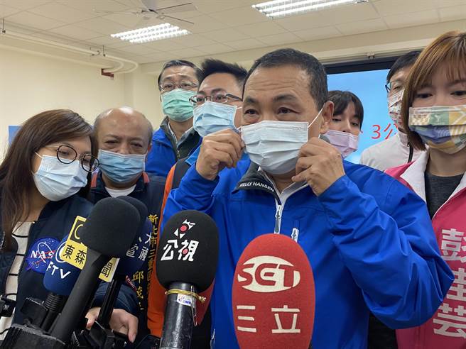 新北市长侯友宜21日前往三重区碧华国中视察学校午餐食材标示情形(戴上容摄)