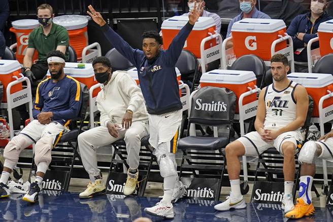 米契尔(中)相当兴奋听到戈贝尔顶薪续约的消息。(美联社)