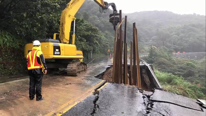 阳金公路坍方抢修，上午进行打桩。（民眾提供）