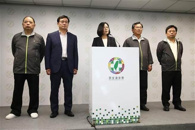 2018九合一选举失利，当时兼任民进党主席的总统蔡英文召开记者会表示，身为执政党主席，她要对结果负起完全责任，宣布立即辞去主席一职。(图为资料照)