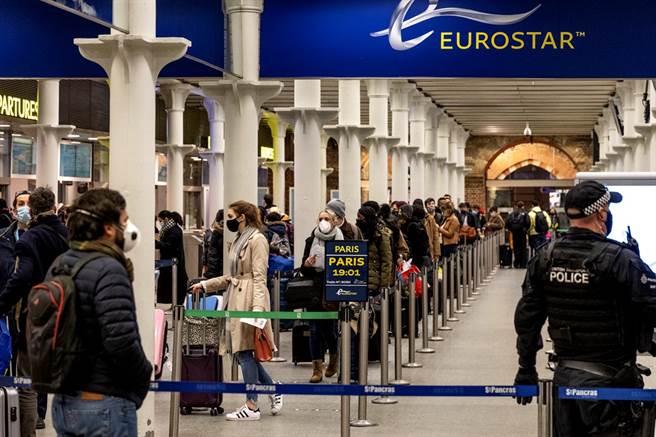 變種新冠病毒肆虐英國，包括倫敦在內的英國東南區域自20日凌晨0時起進入最高級第4級警戒，午夜限制生效前幾小時，倫敦聖潘克拉斯國際火車站湧現人潮。（圖／達志影像）