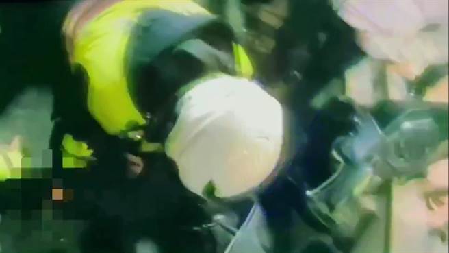 警方压制意图滋事少年。（王扬杰翻摄）