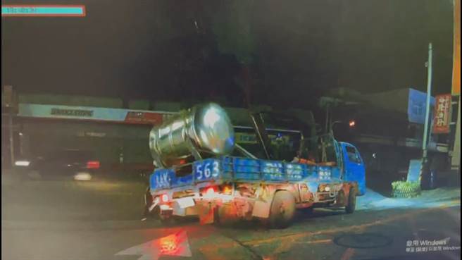 重达900公斤的柴油水塔应声滑落，惊悚一瞬间全被行车纪录器录下，庄姓女骑士惨遭泼淋，所幸没被砸伤。（摘自脸书／谢琼云彰化传真）